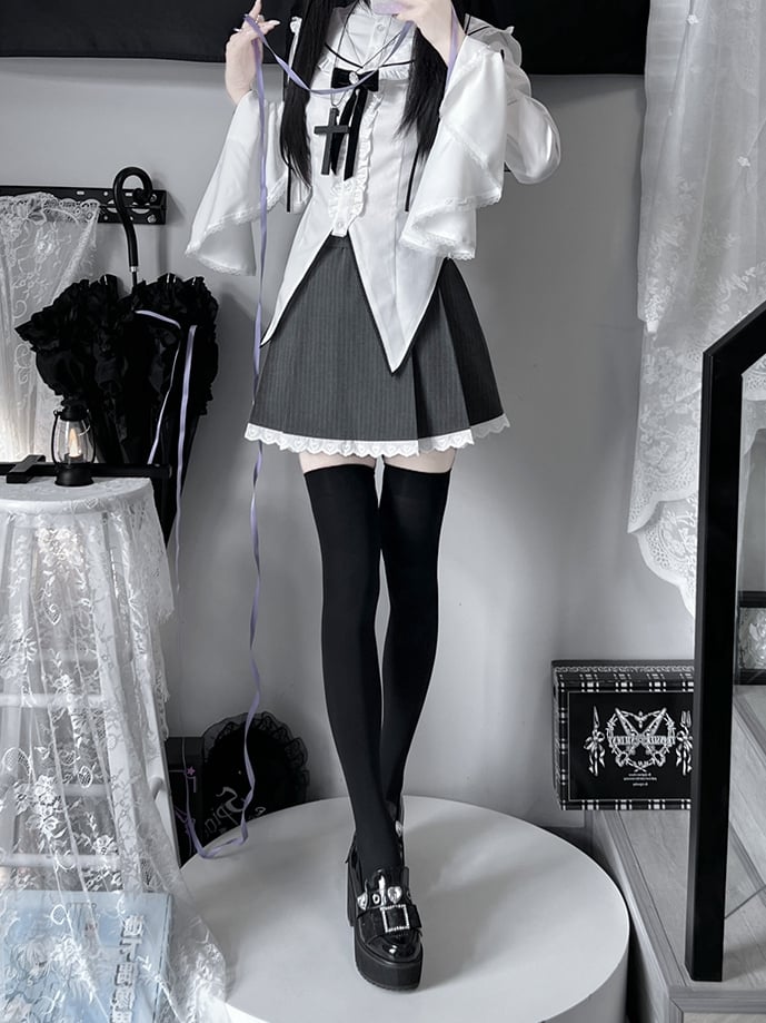 Ensemble Jirai Kei composé d'une chemise blanche à col marin gothique, d'une jupe rayée en dentelle grise et d'un nœud noir