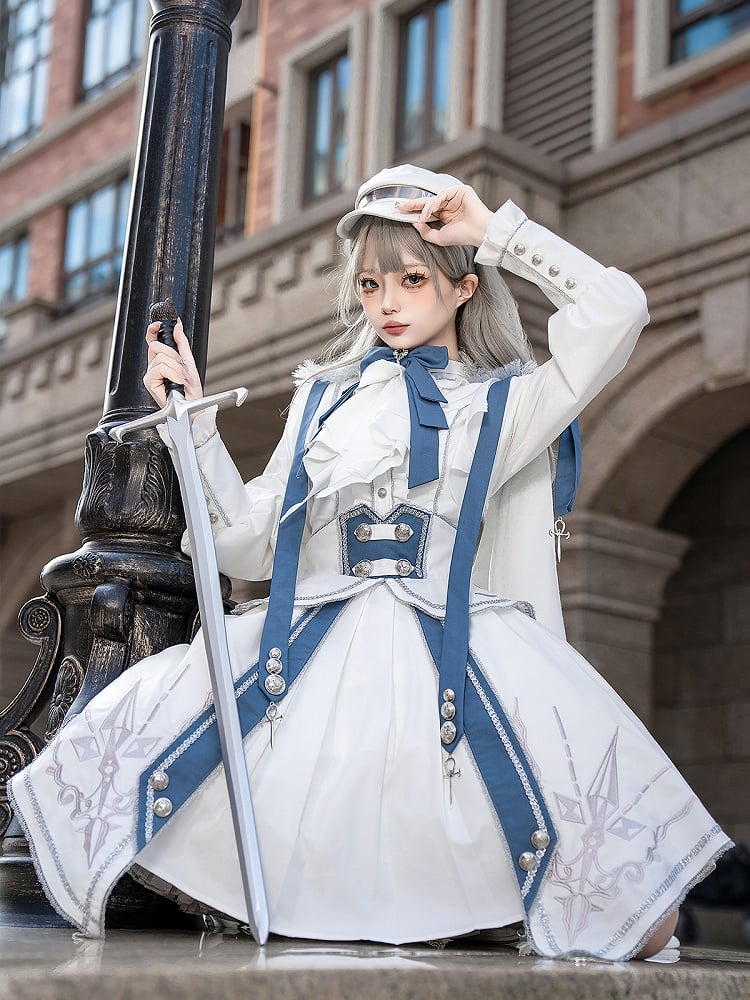 Weißes und blaues Militär-Lolita-Outfit, langärmliges Oberteil, hoch taillierter Rock