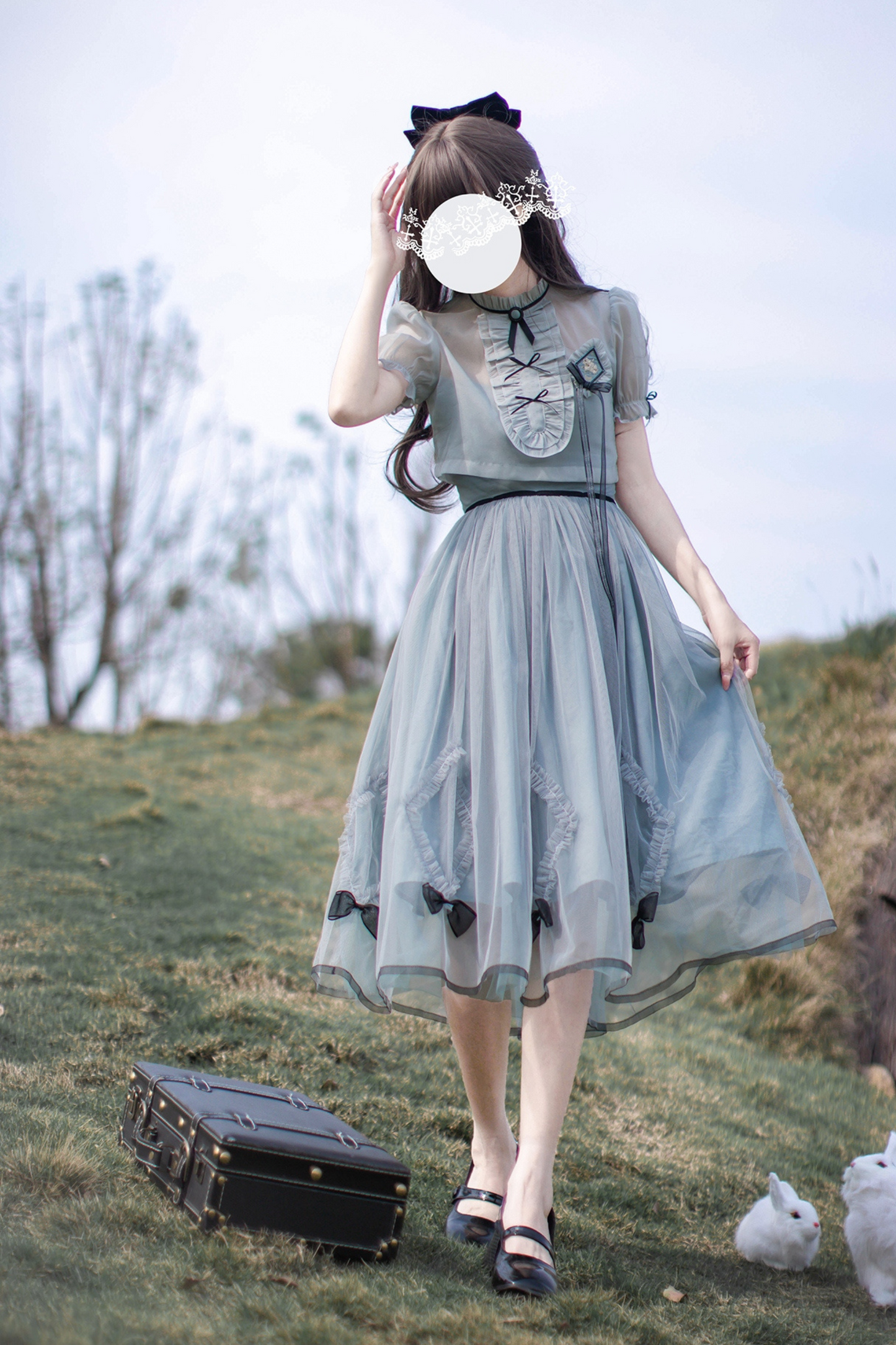 brooch dress Nostalgic ribbon top + traveling Alice outer