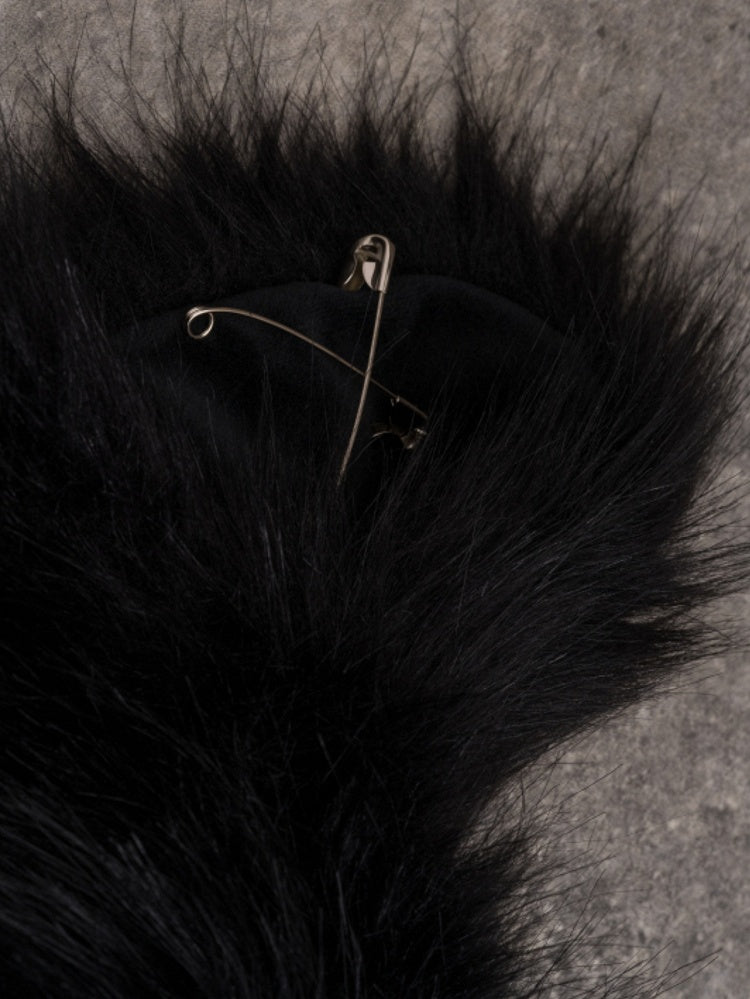 Pin mit Katzenknochen-Pompon-Applikation, Plüschohrhut, verziert mit Charms, schwarzes Skelett, Gothic