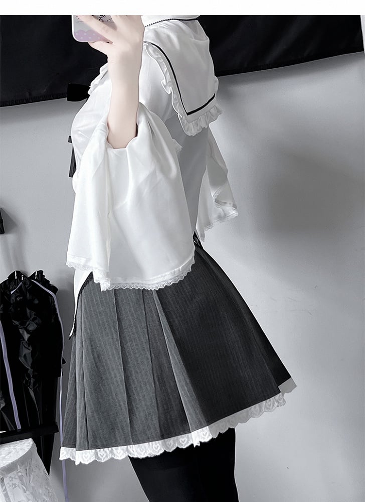 Ensemble Jirai Kei composé d'une chemise blanche à col marin gothique, d'une jupe rayée en dentelle grise et d'un nœud noir