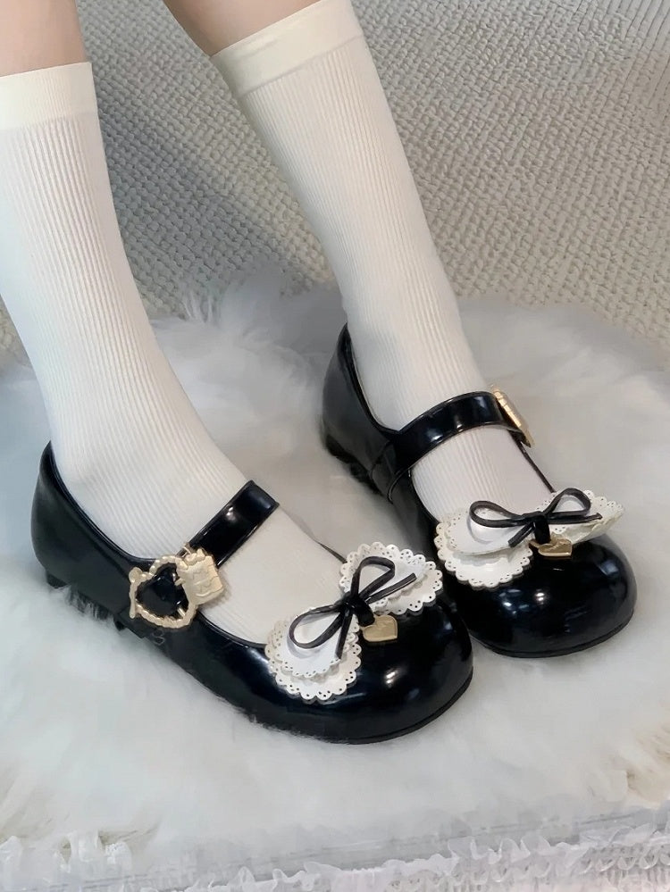 Süße schwarze Lolita-Kuchenschuhe mit Herzschleife und niedrigem Absatz und mehrschichtigem Akzent