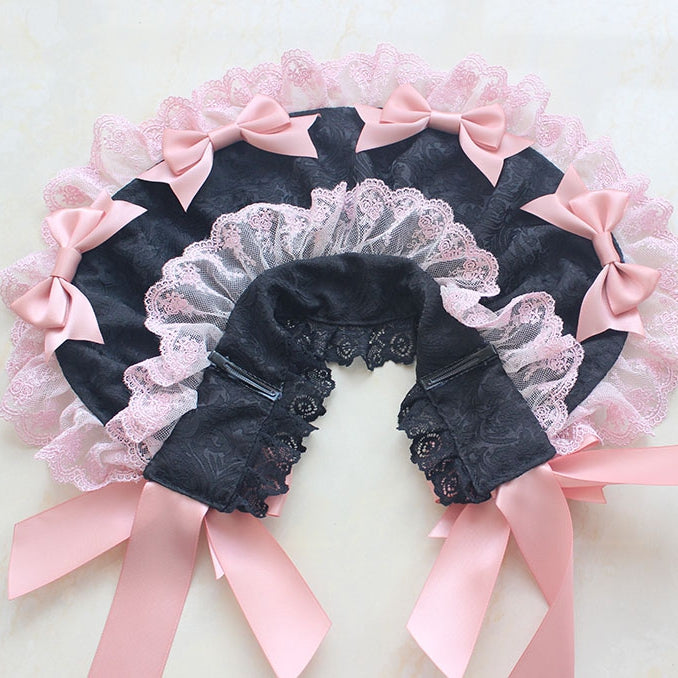 Bonnet rose avec détails en dentelle et nœud papillon