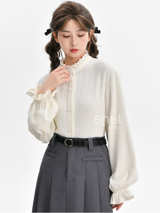 Weiße Bluse mit Rüschenausschnitt