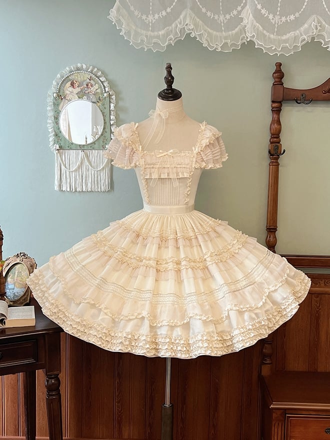 Plissee-Details, klassische Rüschenbesätze, Lolita-Kleid und elegantes Beige