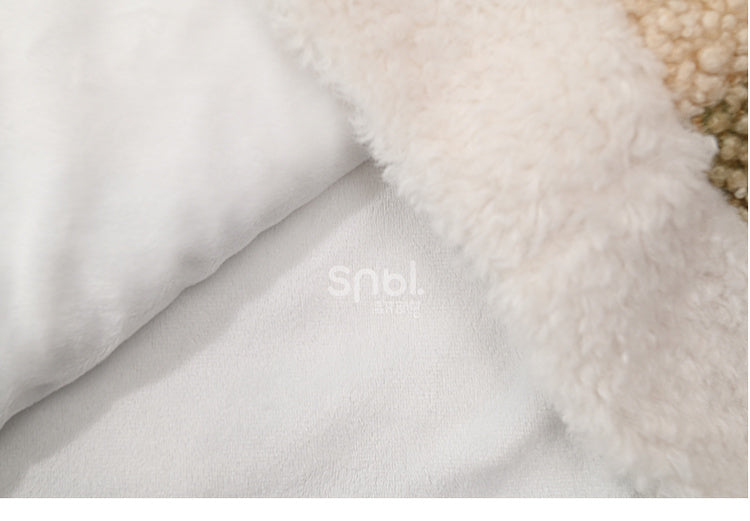 Grünes, kariertes Fleece-Overallkleid mit Blumenmuster und Knopfdetails, Spitzenbesatz und Taschen