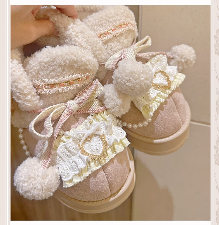 Beige-pinke Pompons-Ugg-Stiefel mit Plüsch-Plateau und Perlenkette