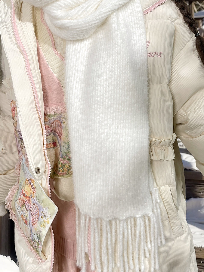 Weißer Strickschal mit Fransensaum