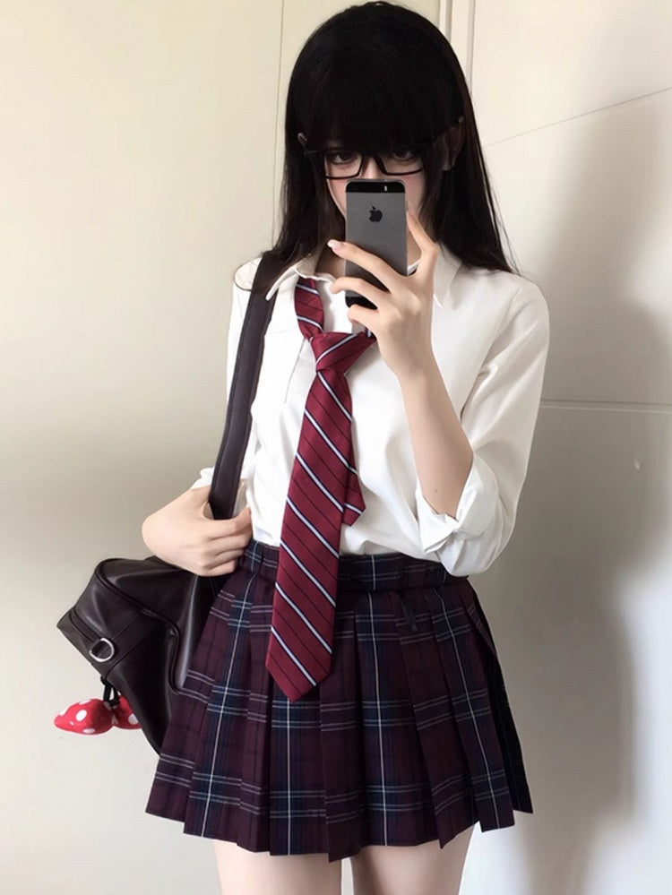 Weißes Hemd im Preppy-Stil
