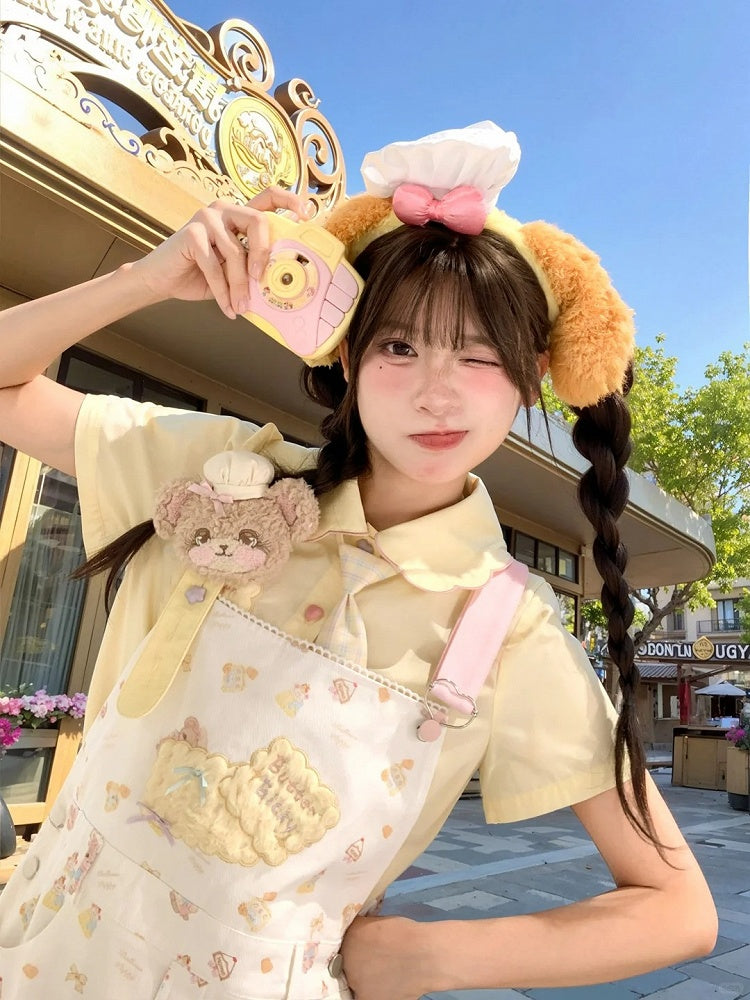 クマの刺繍アップリケ付きホワイトぬいぐるみクッキーとプリント総柄オーバーオールスカート