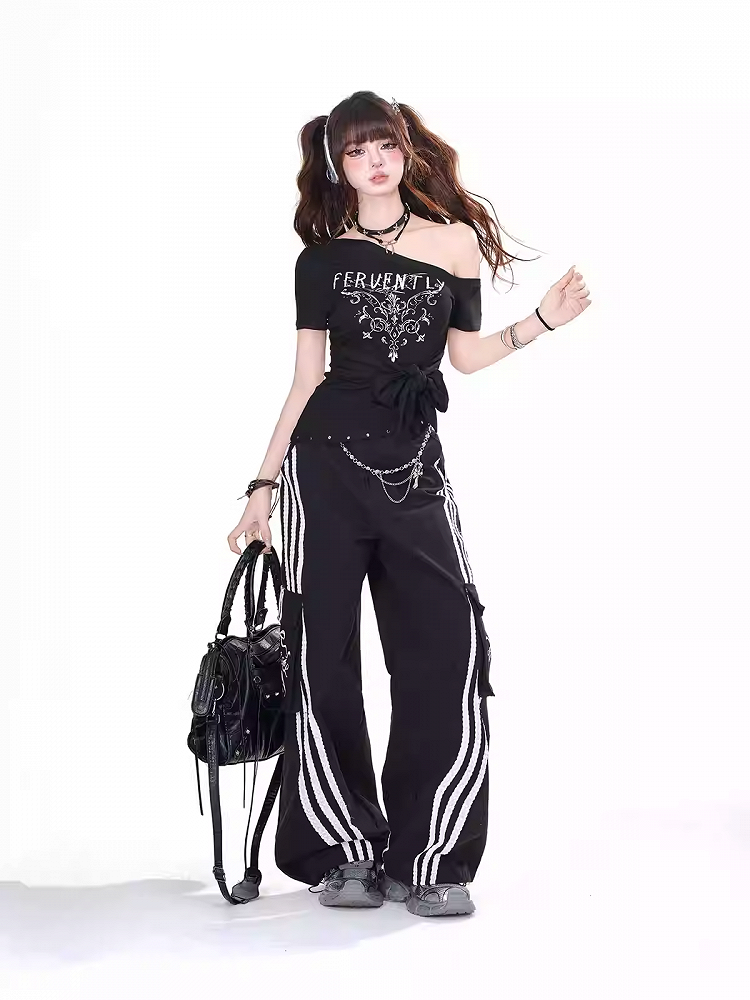 Schwarzes, asymmetrisches T-Shirt mit großer Schleife am Ausschnitt und Saum und glamouröser Grafik