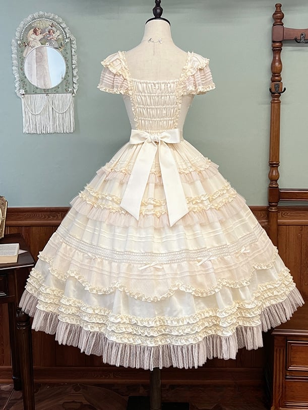 Plissee-Details, klassische Rüschenbesätze, Lolita-Kleid und elegantes Beige