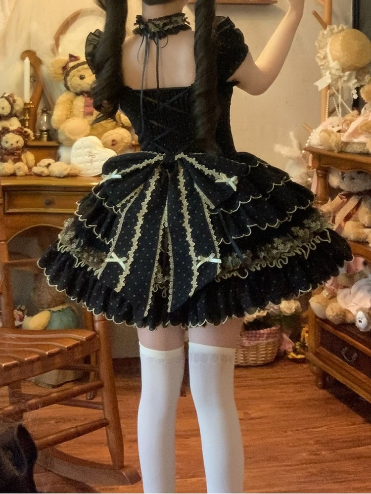 Gestufte schwarze Lolita-Taille mit Jakobsmuschelmuster und Tupfenmuster mit Kleiderbesatz und Prinzessinnensaum