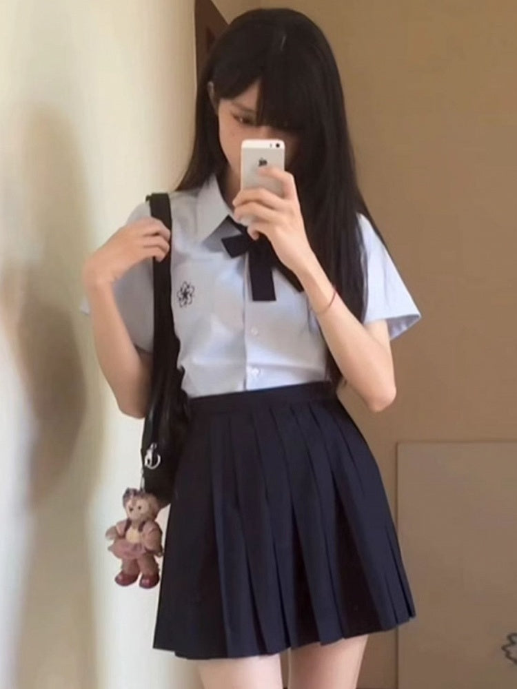 Preppy Sakura Shirt Stickerei Stil Weiß/Grau/Blau