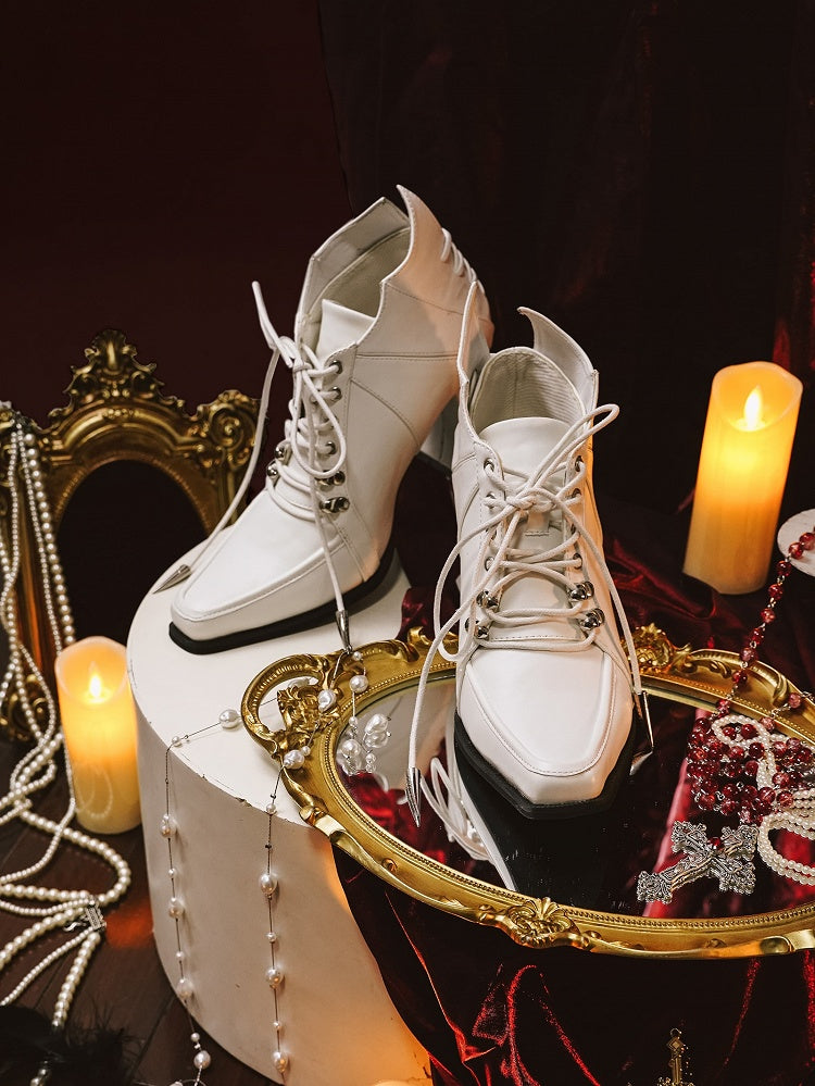 Weiße Stiefel in Weinglasform mit Schnürung und Gothic-Schnürung vorne