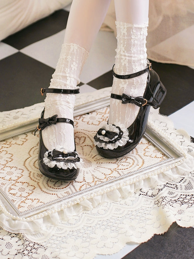 Lolita Schuhe mit Spitzenbesatz, Schleife und Herzschnallen, schwarzes Oberteil, rund