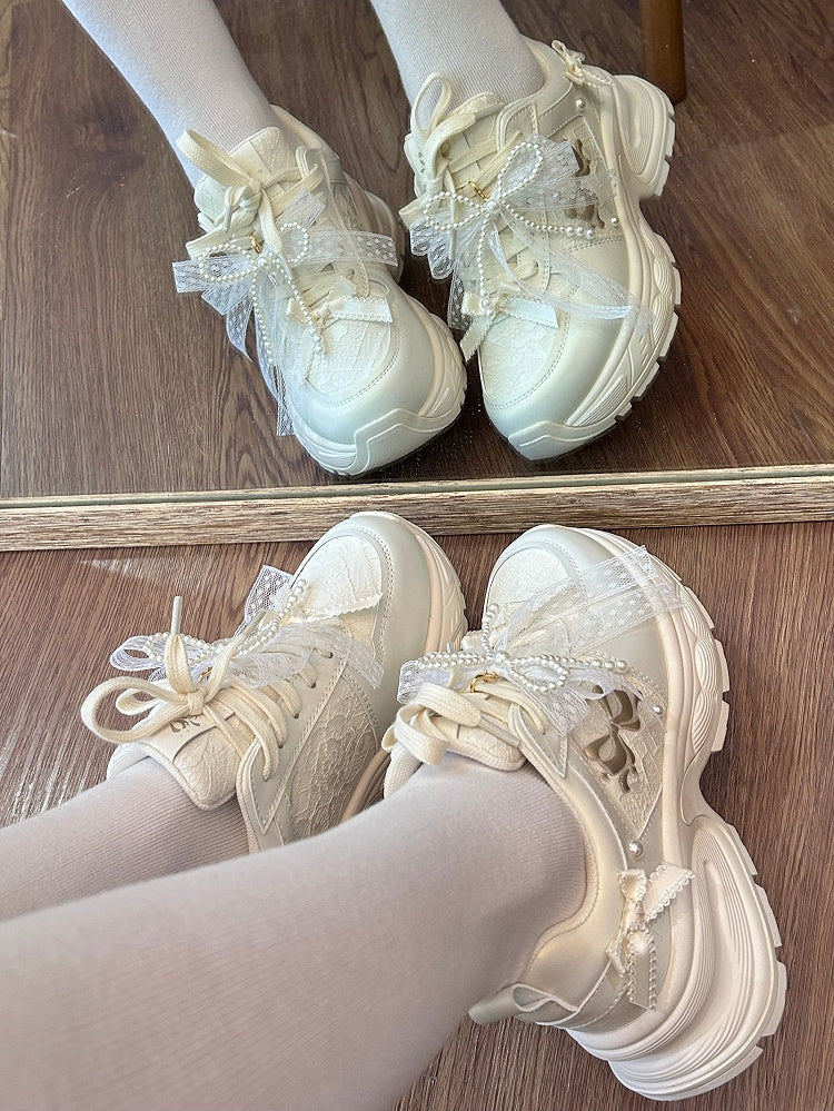 Schnürung vorne mit Schleife und weißen, mit Perlen verzierten Sneakers
