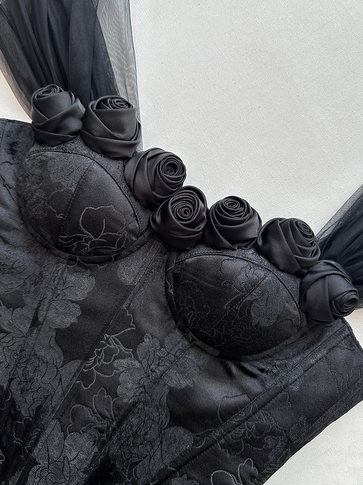 Schwarzes, mit Rosen verziertes, schulterfreies Korsett-Oberteil mit Stäbchenausschnitt