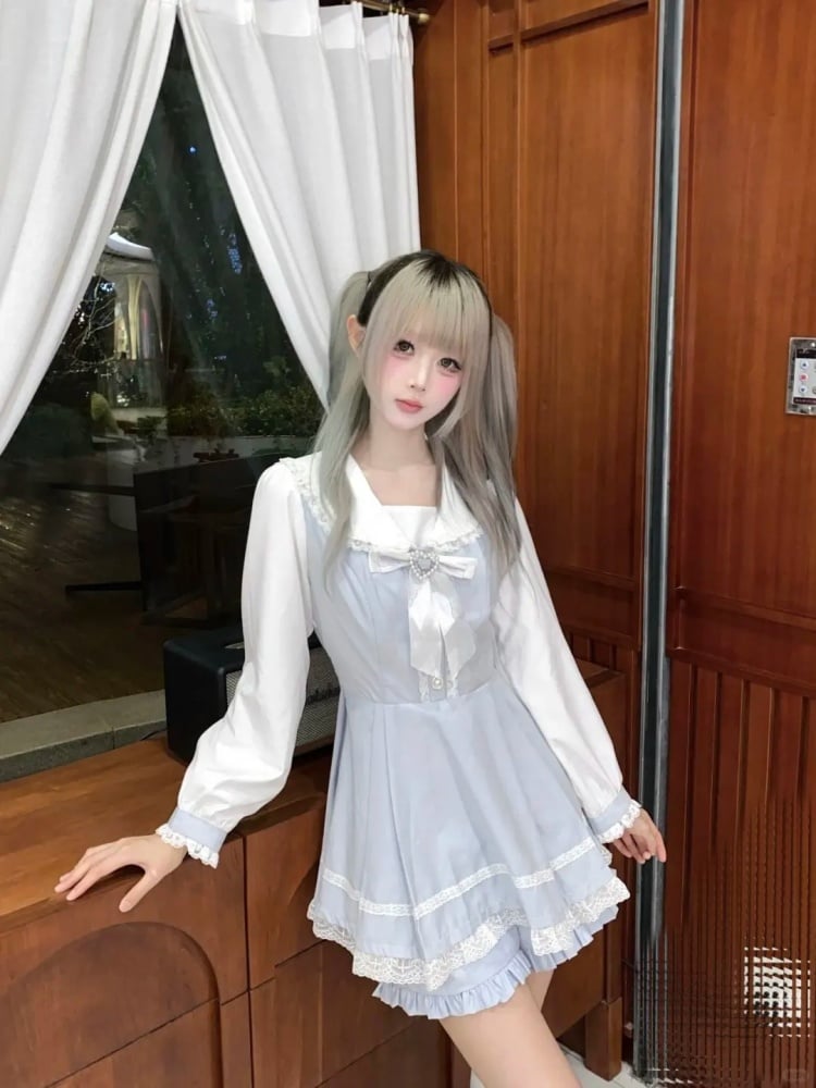 うさぎの耳のデザイン、セーラーカラーのドレス、フリルトリム、ショートパンツ、蝶ネクタイ