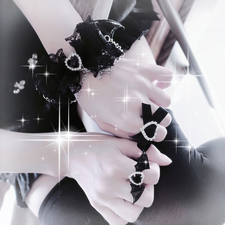 Schwarz-weißes Jirai Kei-Teufelsflügel-Kreuz und Herz-Strasssteine, Schleifenarmband mit Ringen