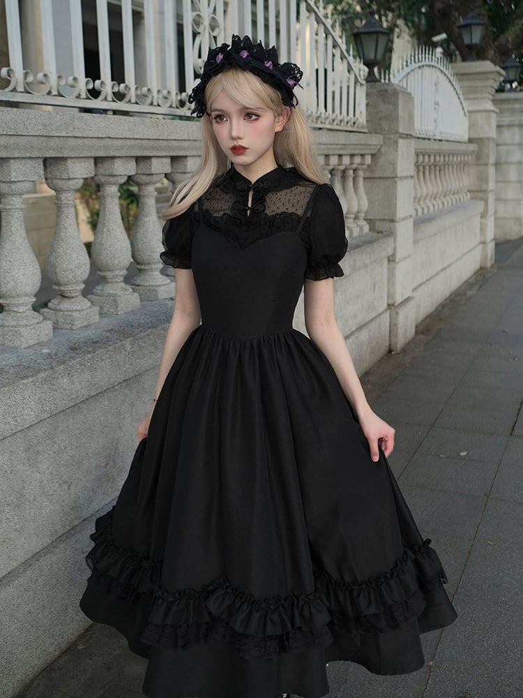 Schwarzes klassisches Lolita-Kleid mit dünnen Schulterträgern und gewelltem Ausschnitt