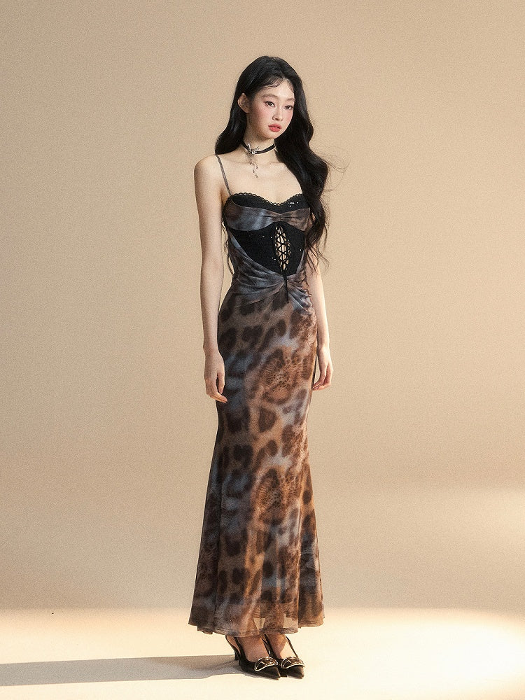 華やかなバックディテール、レースギャザーディテール、スリップドレス、グレーのヒョウ柄カットアウトパッチ