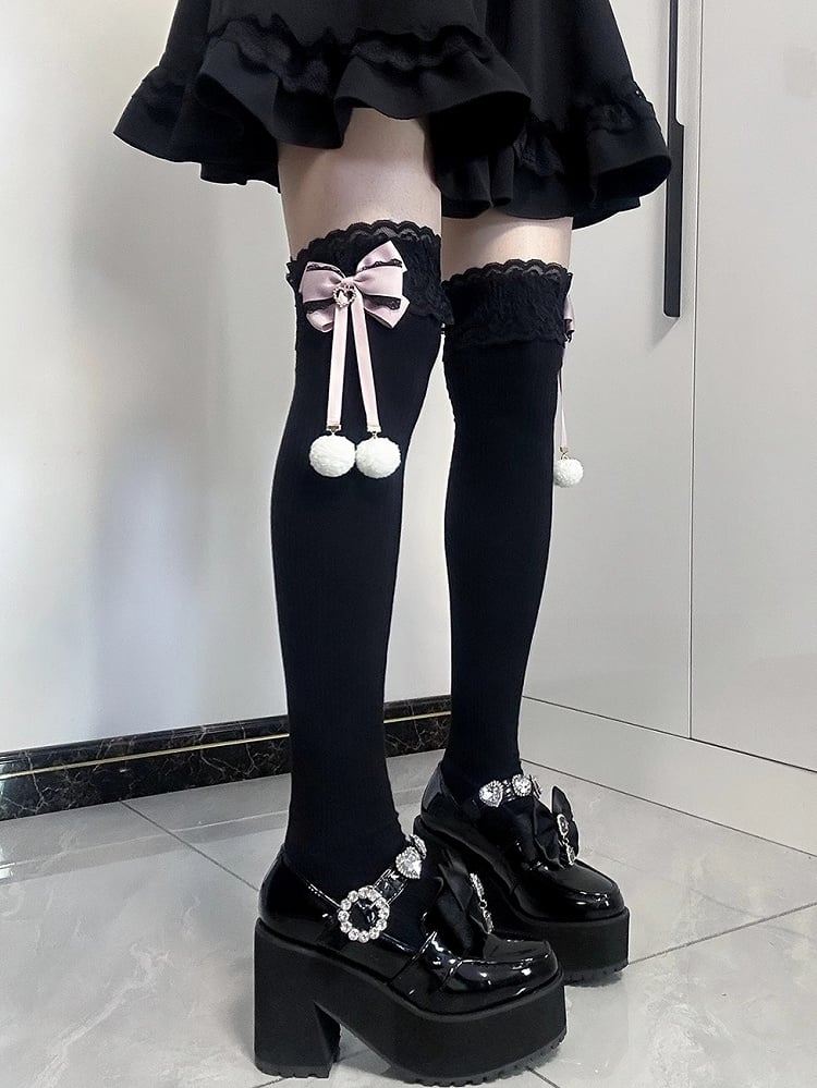 Jirai Kei Bas au-dessus du genou avec détails pompons et poignets en dentelle et nœuds