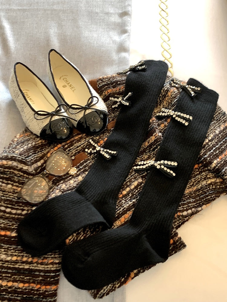 Schwarz/Milchweiße Wadensocken mit Strass-Schleife