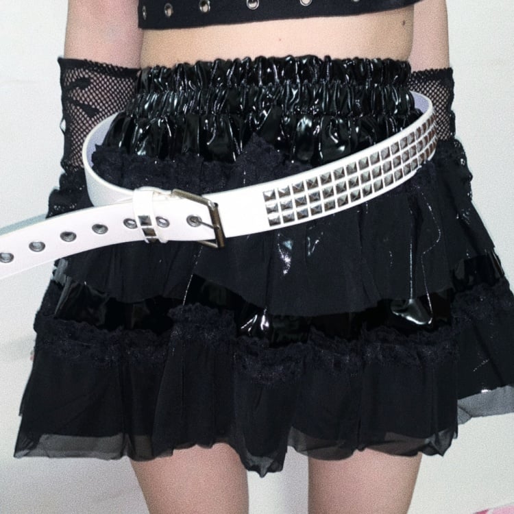 Schwarz/weißer Gothic-Hüftgürtel mit Nietendetail