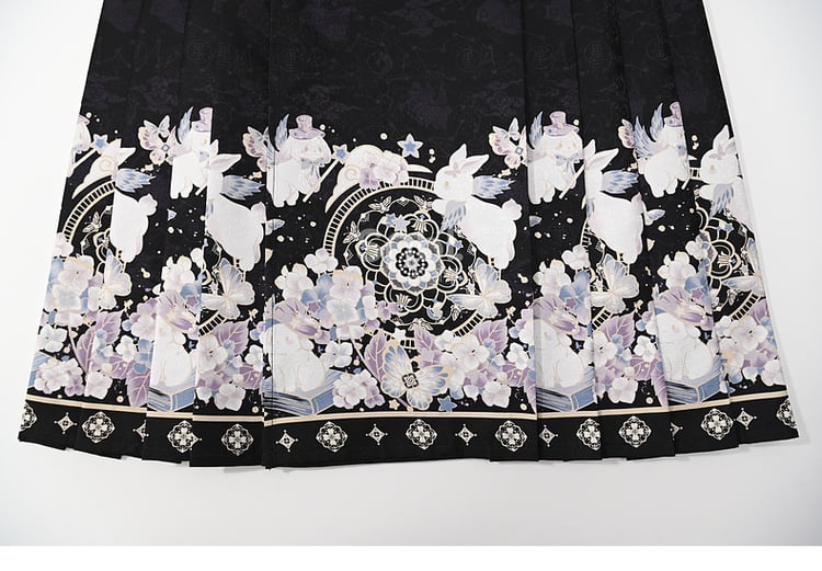 Schwarzer plissierter Midirock im Cheongsam-Stil mit Mondhasen-Motiv