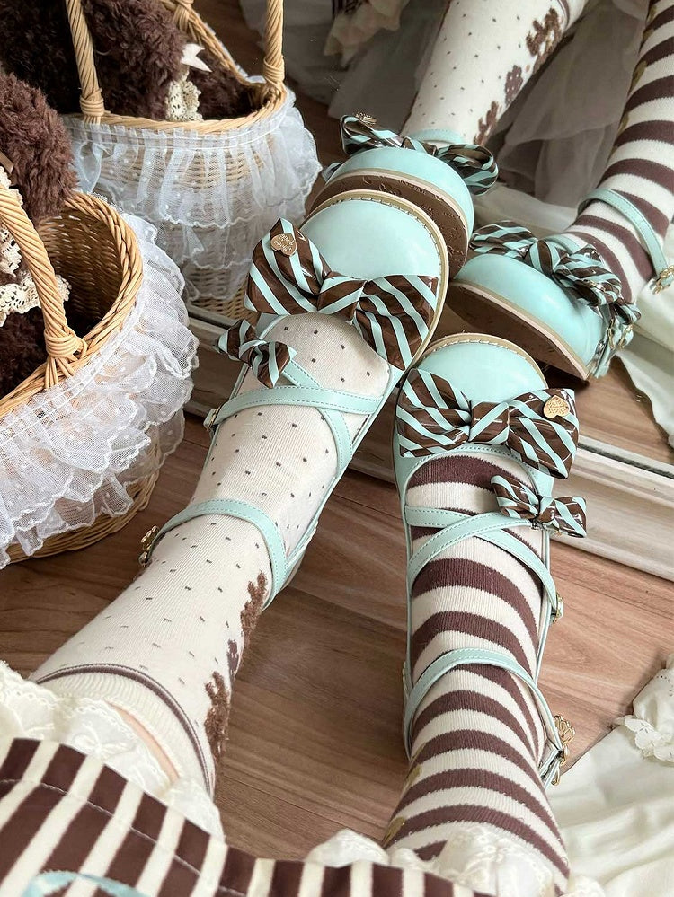 Gestreifte Schnallen am Herz-Schuh-Design Schleife Lolita Top Crisscross Grünbraun Muster