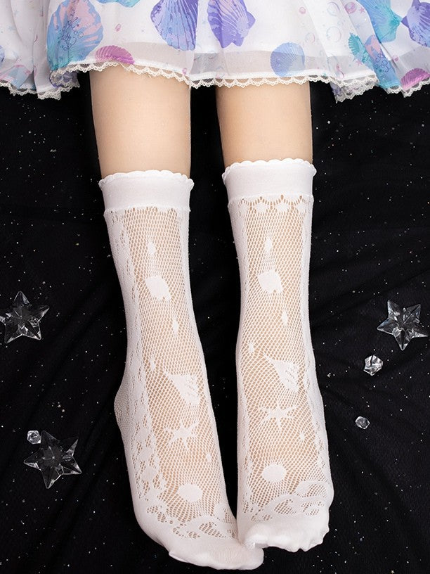 Weiße Socken mit ausgehöhlten Wadendetails