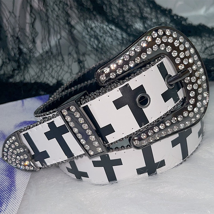 Strass verziertes Perlen- und Punk-Kreuz in Weiß/Schwarz