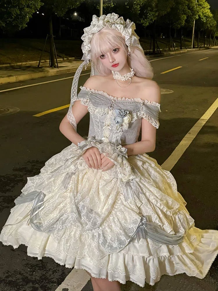 ベールと蝶結びの青いヘアバンドの花を持つダスティ