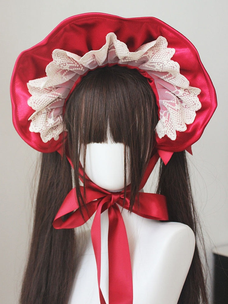 Rote Haube aus Satin mit Spitzenbesatz und Haarspangen mit Schleife