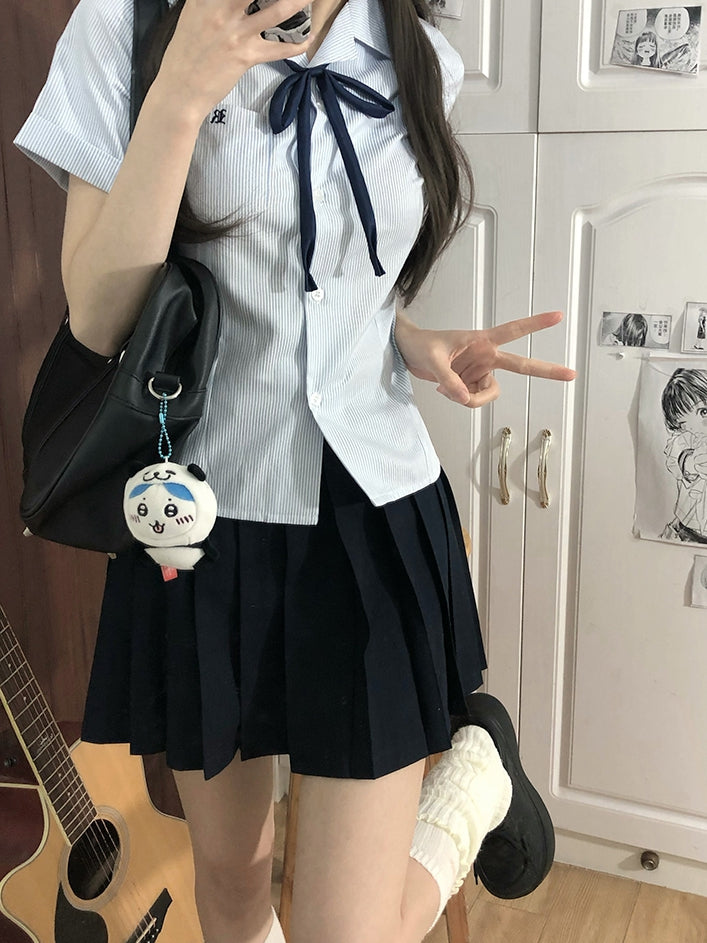 Kurzärmliges Uniformhemd im Preppy-Stil, blau/grau/grün gestreift, JK-Muster