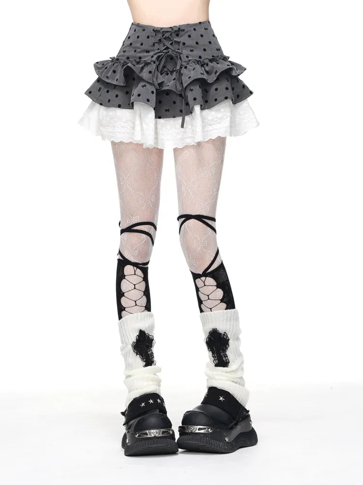 蝶結びの水玉模様のグレーのレースアップスカートのパターンと白いティアードディテール