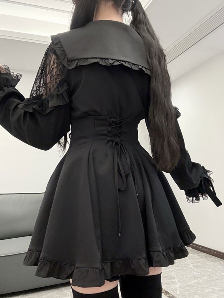 セーラーカラーのレースアップディテールドレス、フリルトリム、ショートパンツ、蝶ネクタイ