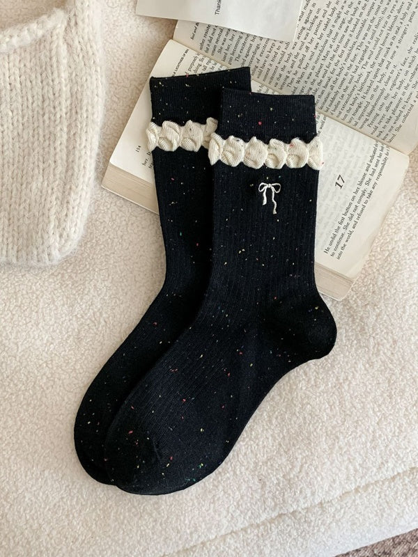Schwarze süße Wadensocken mit Schleifenstickerei und Rüschenbündchen