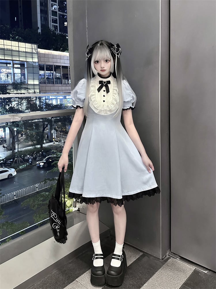 Blau/schwarzes Jirai Kei-Kleid mit Spitzenbesatz hinten und großer Schleife