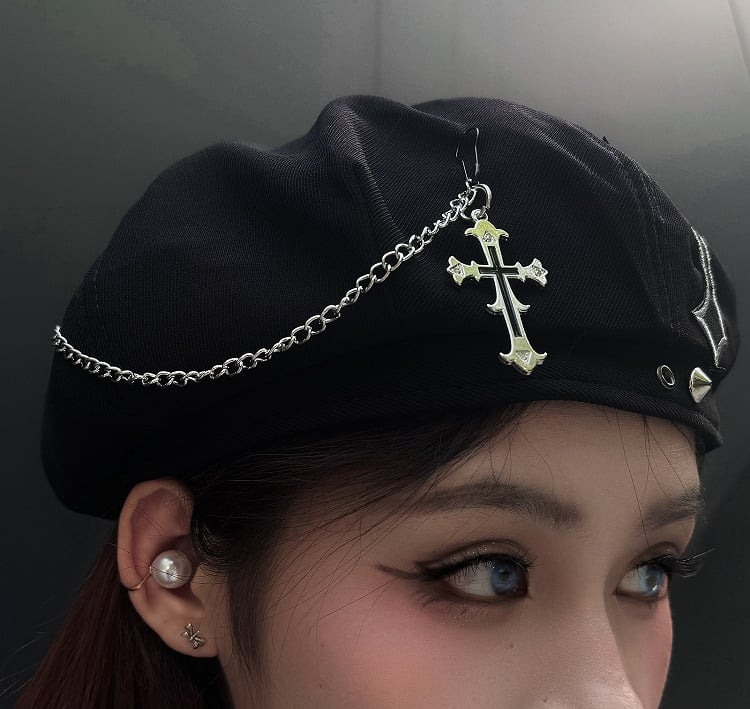 Punk-Baskenmütze mit schwarzer Kreuz-Applikation und Kreuzkettendetail