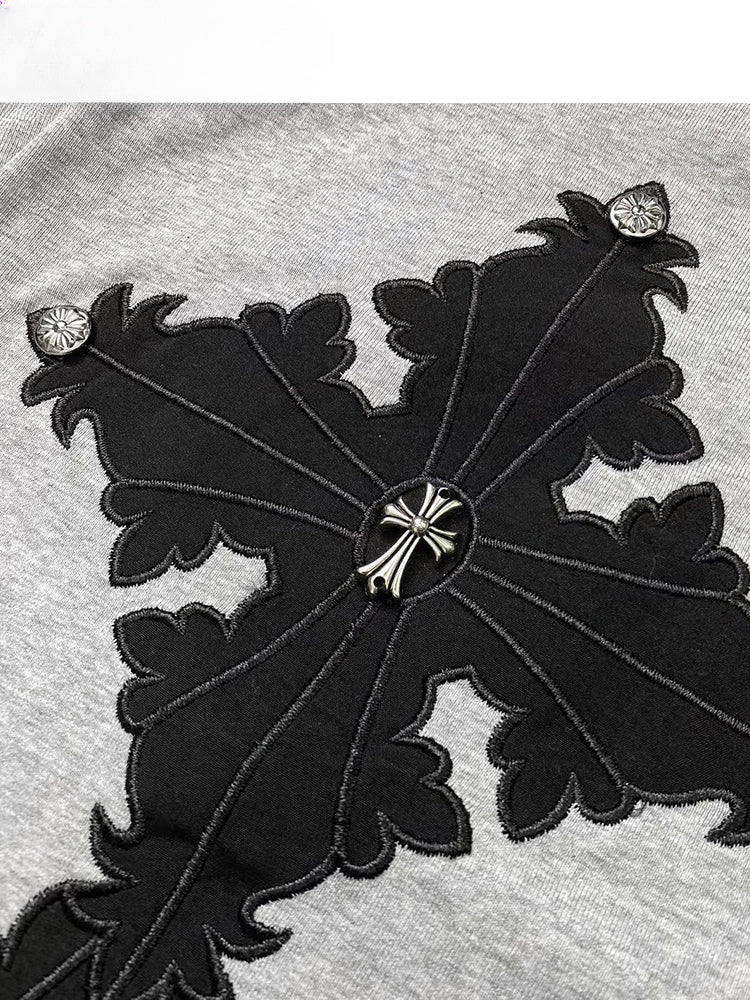 Graues Top mit Kreuzapplikation