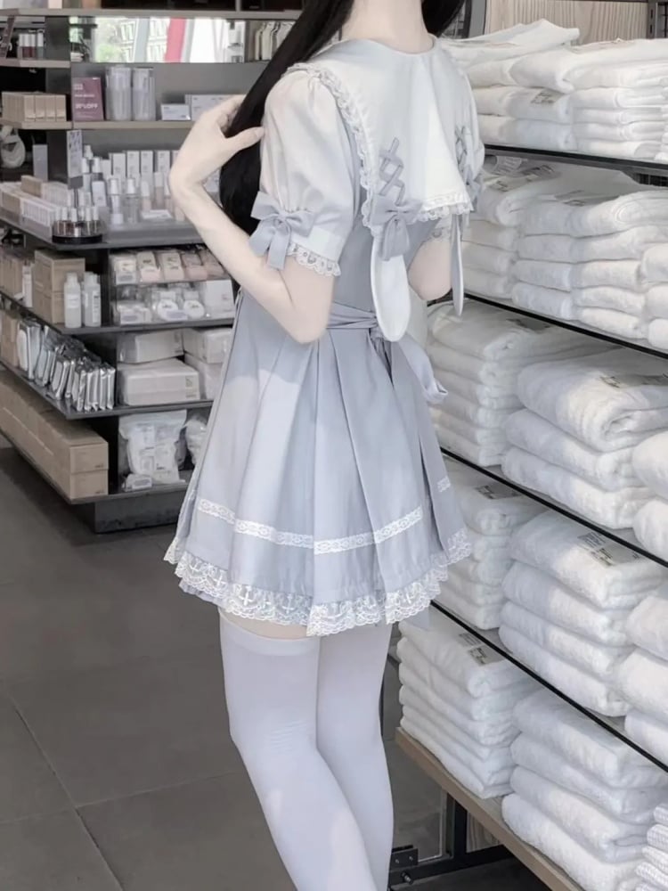 うさぎの耳のデザイン、セーラーカラーのドレス、フリルトリム、ショートパンツ、蝶ネクタイ