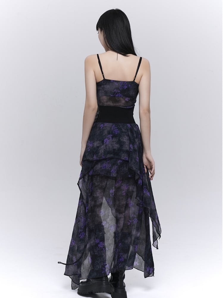 Robe camisole glamour à ourlet asymétrique et fleurs noires et violettes