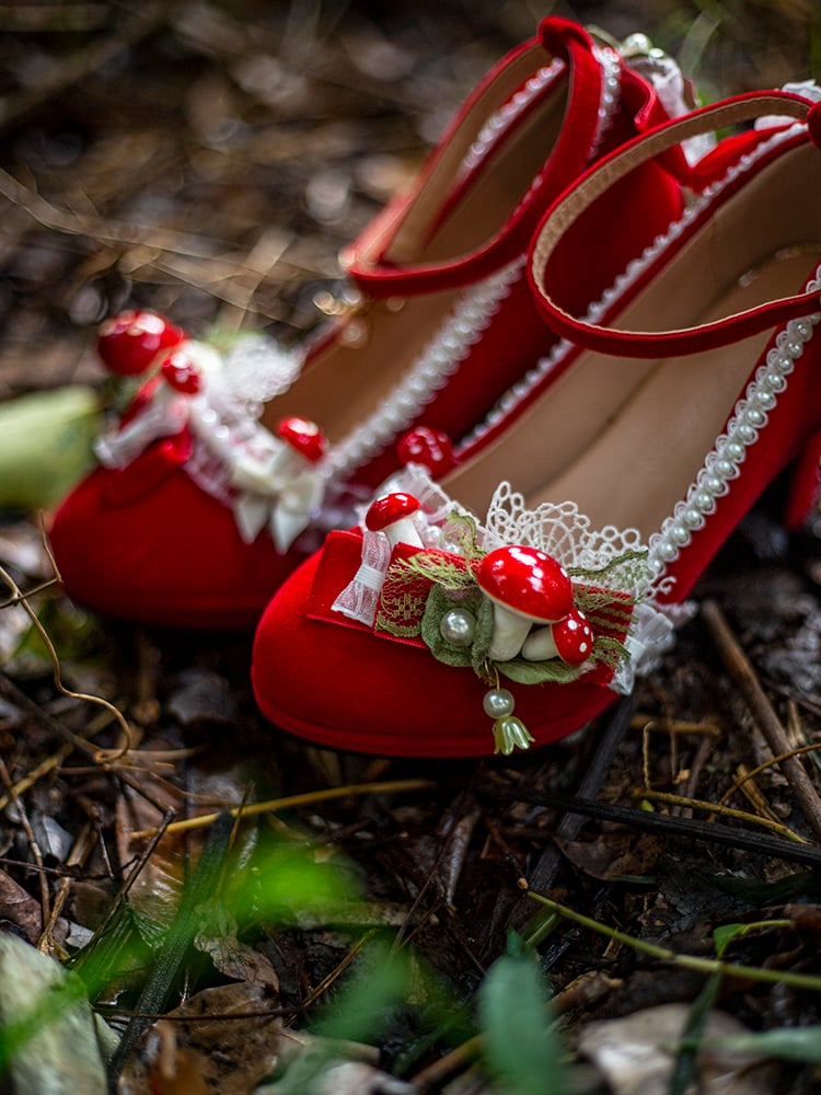Süße Lolita Blockabsätze mit roter Schleife und Perlen und Pilzen