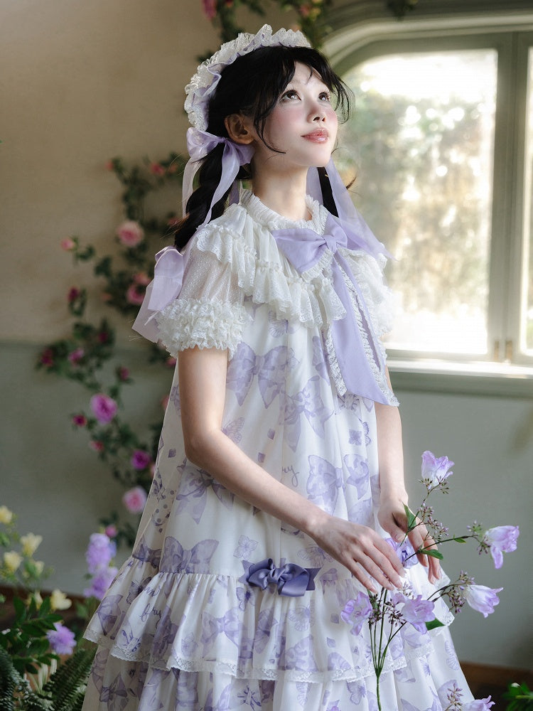 Weiße, transparente Bluse mit Rüschenausschnitt und kurzen Ärmeln