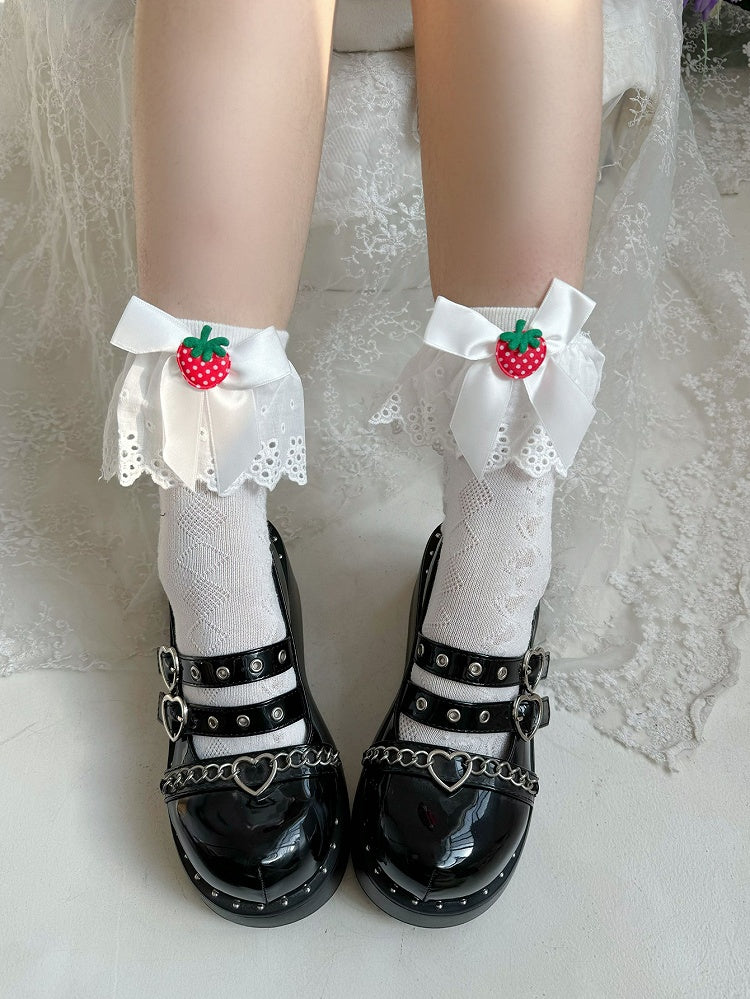 Süße Lolita-Socken mit Erdbeerschleife und Spitzenbesatz in Weiß