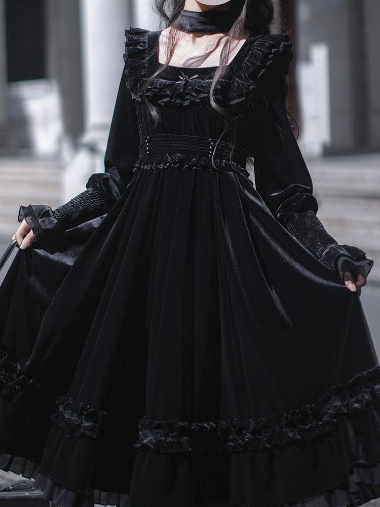Quadratisches Kleid Samt Schwarz Eleganter Ausschnitt