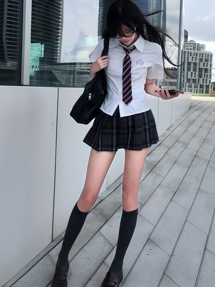 Preppy Besticktes Abzeichen-Shirt, kurz, JK-Stil, weiße Ärmel, Uniform