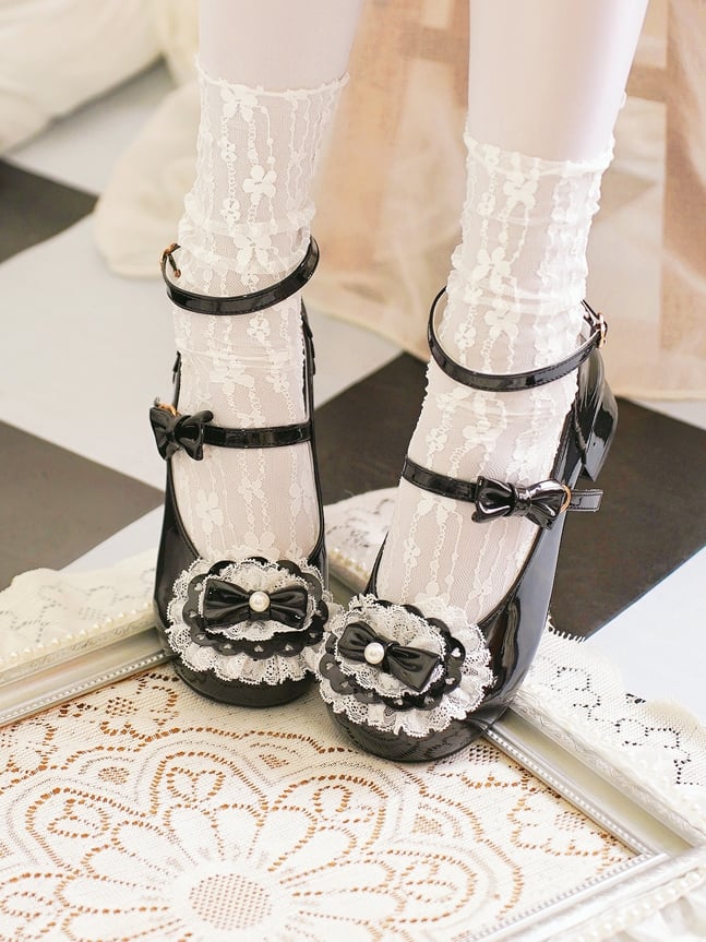Lolita Schuhe mit Spitzenbesatz, Schleife und Herzschnallen, schwarzes Oberteil, rund